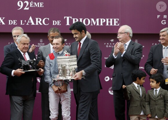 Thierry Jarnet reçoit son prix des mains du Cheikh Joan Bin Hamad Al Thani et ses enfants Cheikh Hamad Bin Joan Al Thani et Cheikh Sheikh Tamim Bin Joan Al Thani, Christophe de Margerie au Qatar Prix de l'Arc de Triomphe à Longchamp le 6 octobre 2013.