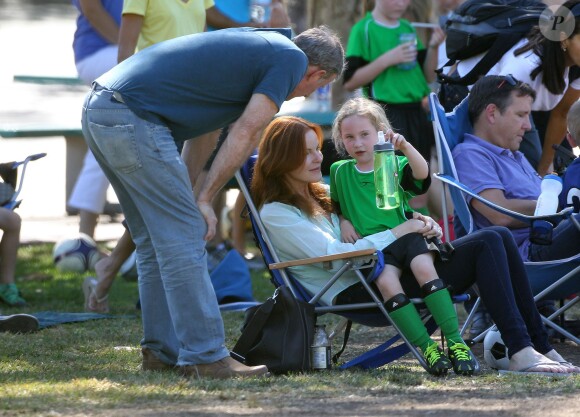 Marcia Cross et son époux Tom Mahoney assistent au match de foot de leurs filles Savannah et Eden à Brentwood, Los Angeles, le 5 octobre 2013.