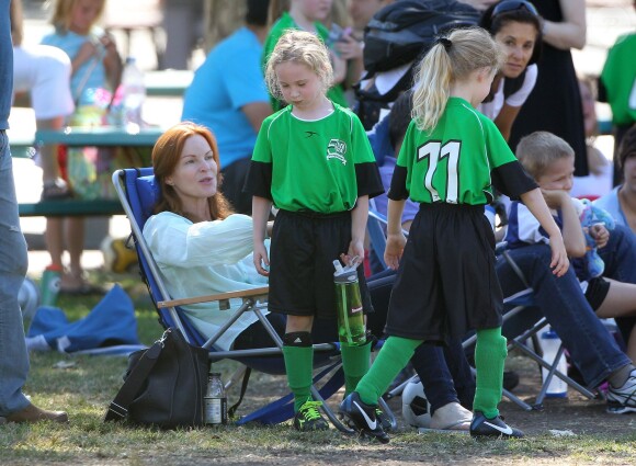 L'actrice Marcia Cross et son mari Tom Mahoney assistent au match de foot de leurs filles Savannah et Eden à Brentwood, Los Angeles, le 5 octobre 2013.
