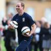 Le prince William joue au football lors d'un match organisé pour le 150e anniversaire de la Fédération anglaise le 7 octobre 2013 au palais de Buckingham.