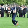 Le prince William joue au foot lors d'un match organisé pour le 150e anniversaire de la Fédération anglaise le 7 octobre 2013 au palais de Buckingham.