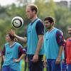 Le prince William joue au foot pour le 150e anniversaire de la Fédération anglaise le 7 octobre 2013 au palais de Buckingham.