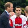 Le prince William joue au foot pour les 150 ans de la Fédération anglaise de foot le 7 octobre 2013 à Buckingham Palace.