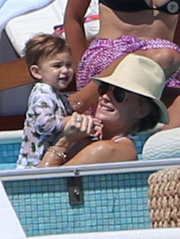 Exclusif - Molly Sims se détend au bord d'une piscine à Cabo San Lucas avec son mari Scott Stuber et leur fils Brooks. Le 5 octobre 2013.
