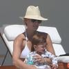 Exclusif - Molly Sims se détend au bord d'une piscine à Cabo San Lucas avec son fils Brooks. Le 5 octobre 2013.