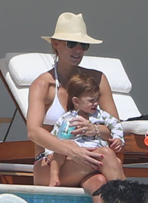 Exclusif - Molly Sims se détend au bord d'une piscine à Cabo San Lucas avec son fils Brooks. Le 5 octobre 2013.