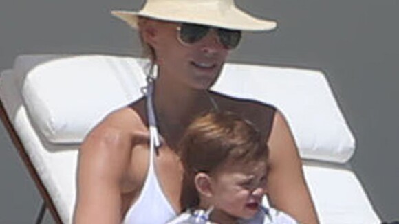 Molly Sims : Maman sexy avec son fils Brooks, futur amoureux d'Harper Beckham ?