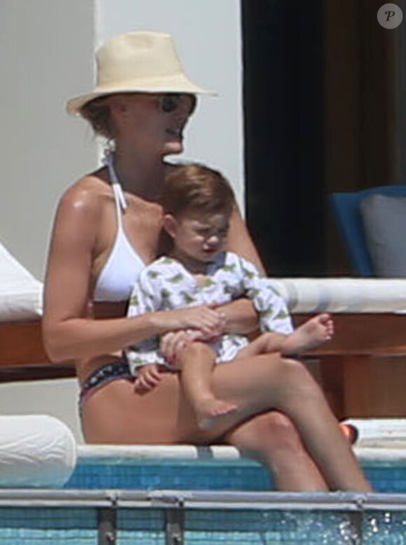 Exclusif - Molly Sims au bord d'une piscine a Cabo San Lucas avec son mari Scott Stuber et leur fils Brooks. Le 5 octobre 2013.