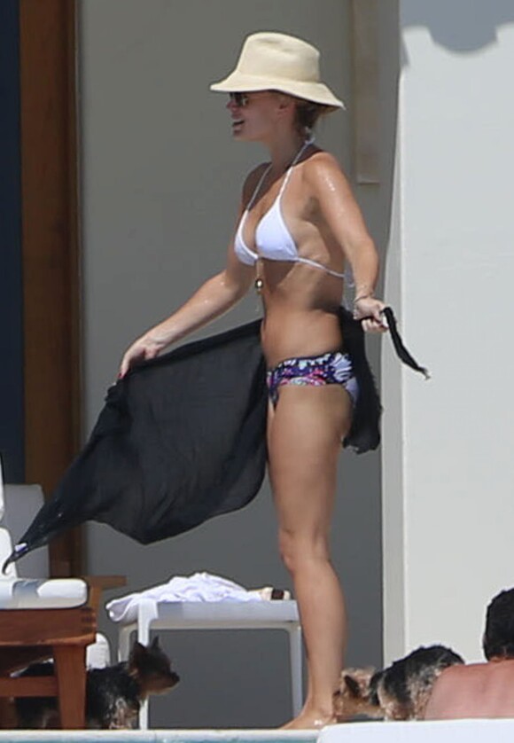 Exclusif - Molly Sims se détend au bord d'une piscine à Cabo San Lucas. Le 5 octobre 2013.