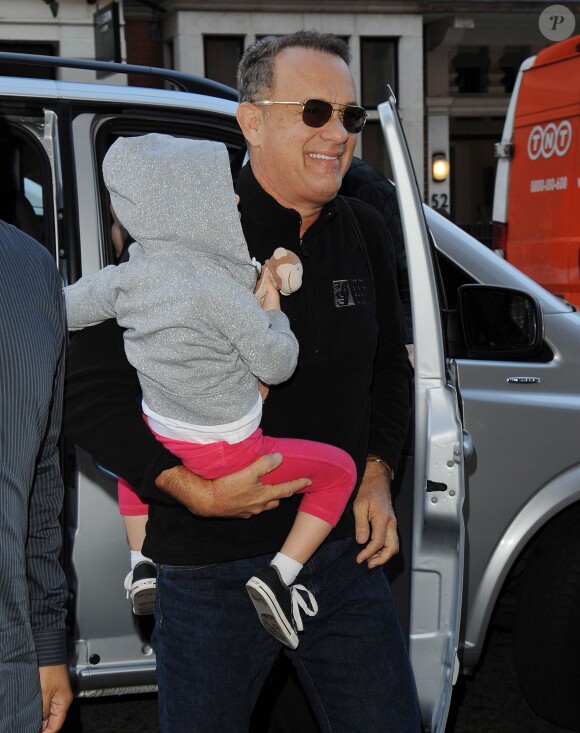 Tom Hanks avec sa petite-fille Olivia à Londres, le 8 octobre 2013.