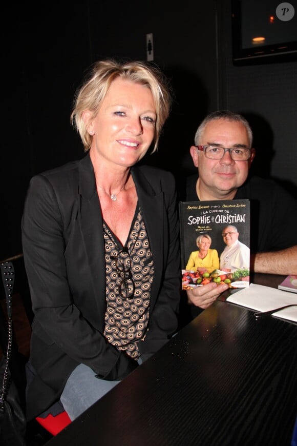 Sophie Davant et Christian Leclou à la soirée de lancement de leur livre de cuisine intitulé "La cuisine de Sophie et Christian" au restaurant "Le Clou de Fourchette" à Paris, le 8 octobre 2013.
