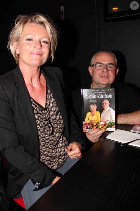 Sophie Davant et Christian Leclou à la soirée de lancement de leur livre de cuisine intitulé "La cuisine de Sophie et Christian" au restaurant "Le Clou de Fourchette" à Paris, le 8 octobre 2013.