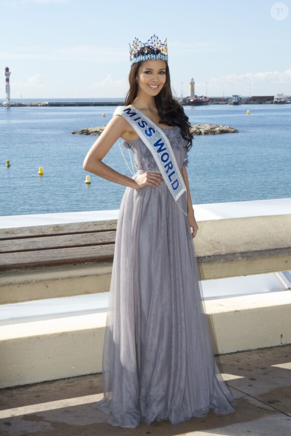 Megan Young, Miss Monde 2013, pose lors d'un photocall à l'occasion du Mipcom à Cannes, le 8 octobre 2013.