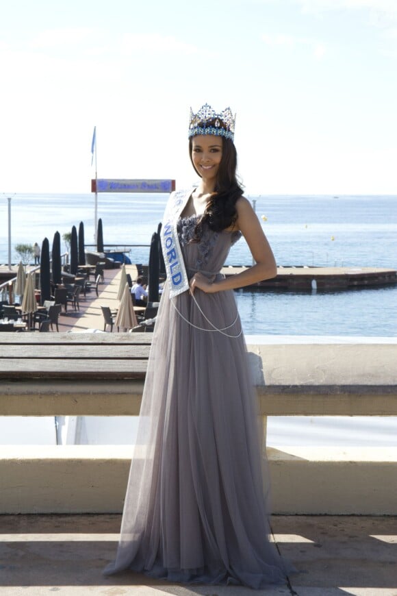 Megan Young, Miss Monde 2013, superbe, pose lors d'un photocall à l'occasion du Mipcom à Cannes, le 8 octobre 2013.
