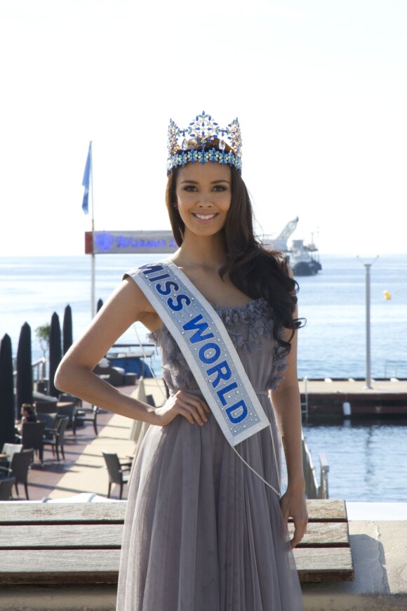 La bombe Megan Young, Miss Monde 2013, pose lors d'un photocall à l'occasion du Mipcom à Cannes, le 8 octobre 2013.