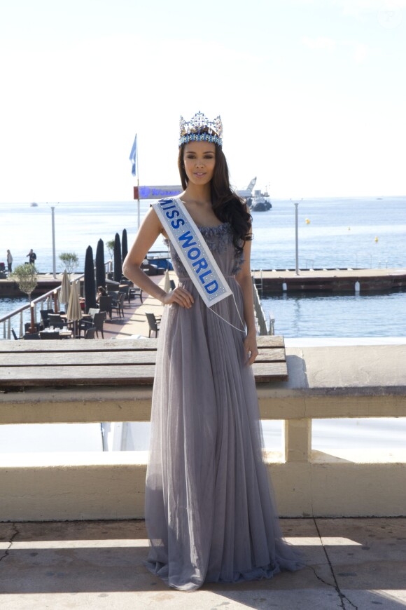 Megan Young, superbe Miss Monde 2013, pose lors d'un photocall à l'occasion du Mipcom à Cannes, le 8 octobre 2013.