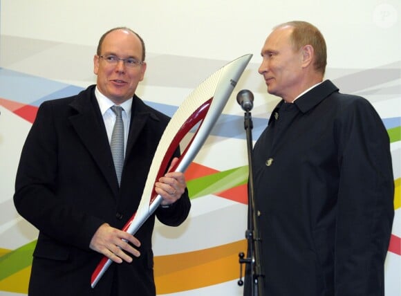 Le Prince Albert II de Monaco et Vladimir Poutine lors de l'ouverture d'une exposition de torches olympiques à Moscou en Russie le 4 octobre 2013.
