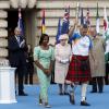 Elizabeth II lors de la cérémonie de lancement, le 9 octobre 2013 à Buckingham Palace, du relais du Bâton de la reine pour les 20e Jeux du Commonwealth, qui se dérouleront à Glasgow en Ecosse à partir du 24 juillet 2014.
