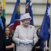 Elizabeth II lors de la cérémonie inaugurale, le 9 octobre 2013 à Buckingham Palace, du relais du Bâton de la reine pour les 20e Jeux du Commonwealth, qui se dérouleront à Glasgow en Ecosse à partir du 24 juillet 2014.