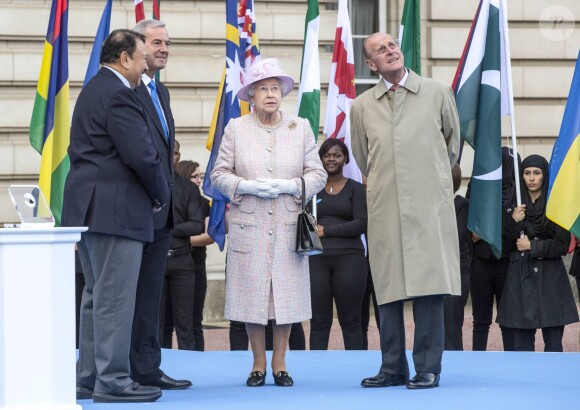 La reine Elizabeth et le prince Philip au départ du relais du Bâton des Jeux du Commonwealth 2014 au palais de Buckingham à Londres le 9 octobre 2013