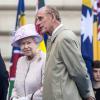 La reine Elizabeth et le prince Philip au départ du relais du Bâton des Jeux du Commonwealth 2014 au palais de Buckingham à Londres le 9 octobre 2013