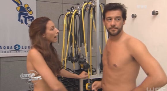 L'humoriste Titoff, candidat de "Danse avec les stars 4", se rend à la piscine afin de mieux s'imprégner de la danse du boléro. Octobre 2013