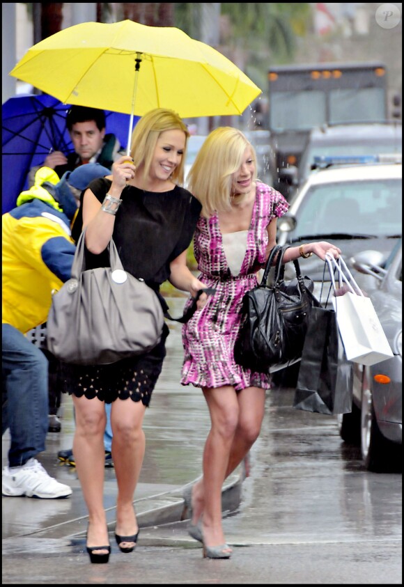 Tori Spelling et Jennie Garth sur le tournage de Beverly Hills 90210, nouvelle génération, à Los Angeles, le 5 février 2009.