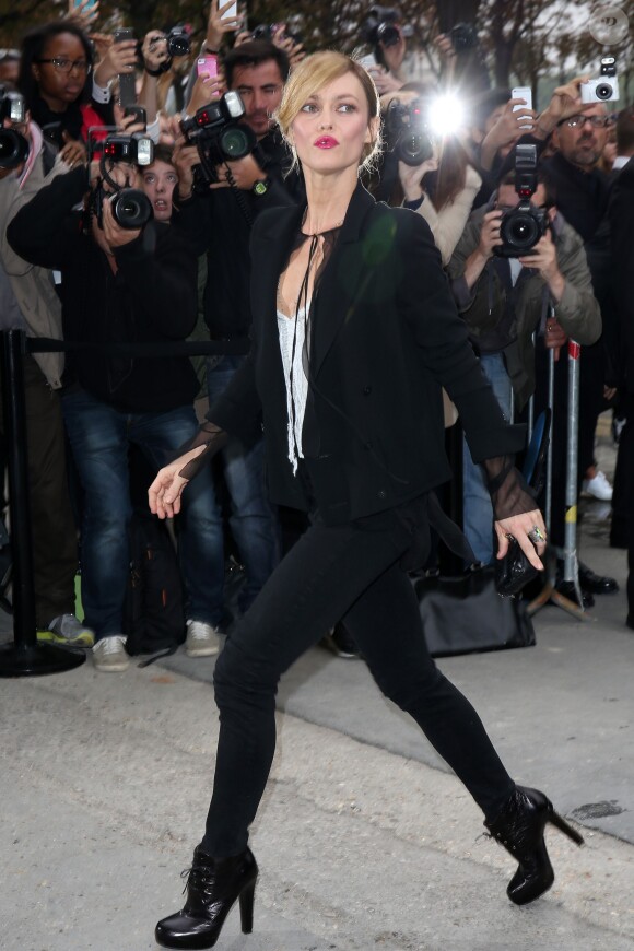 Vanessa Paradis lors du défilé de mode Chanel pour la collection prêt-à-porter printemps-été 2014 au Grand Palais à Paris le 1er octobre 2013