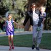 Jennifer Garner s'amuse avec ses enfants (ici Violet et Samuel) dans un parc de Pacific Palisades, Los Angeles, le 10 octobre 2013.