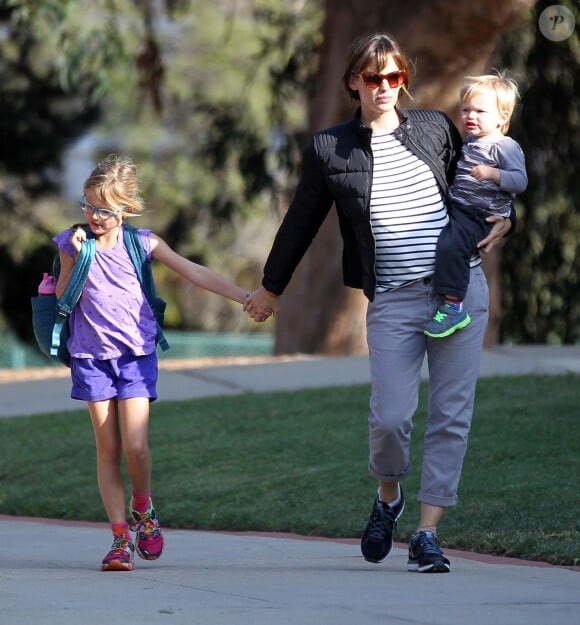 Jennifer Garner s'amuse avec ses enfants (ici Violet et Samuel) dans un parc de Pacific Palisades, Los Angeles, le 10 octobre 2013.