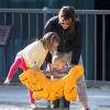Jennifer Garner s'amuse avec ses enfants dans un parc de Pacific Palisades, Los Angeles, le 10 octobre 2013.