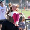 Jennifer Garner s'amuse avec ses enfants (ici Seraphina) dans un parc de Pacific Palisades, Los Angeles, le 10 octobre 2013.