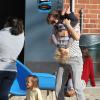 Jennifer Garner s'amuse avec ses enfants dans un parc de Pacific Palisades, Los Angeles, le 10 octobre 2013.