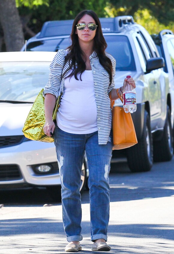 Jennifer Love Hewitt enceinte, se promène dans les rues de Los Angeles, le 6 octobre 2013.