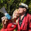 Hugh Hefner, sa femme Crystal Harris et des playmates tiennent un stand de limonade devant le Manoir Playboy pour soutenir la marche contre le SIDA, à Los Angeles, le 11 octobre 2013.