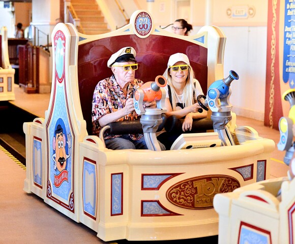 Exclusif - Hugh Hefner et sa femme Crystal s'amusent à Disneyland en Californie, le 6 septembre 2013.