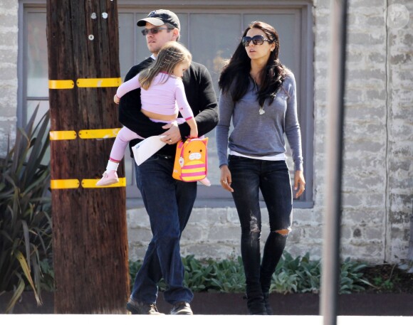 Exclusif - Matt Damon, sa femme Luciana Barroso et leur fille Stella se promènent à Los Angeles, le 11 octobre 2013