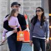 Exclusif - Matt Damon, son épouse Luciana Barroso et leur fille Stella se promènent à Los Angeles, le 11 octobre 2013
