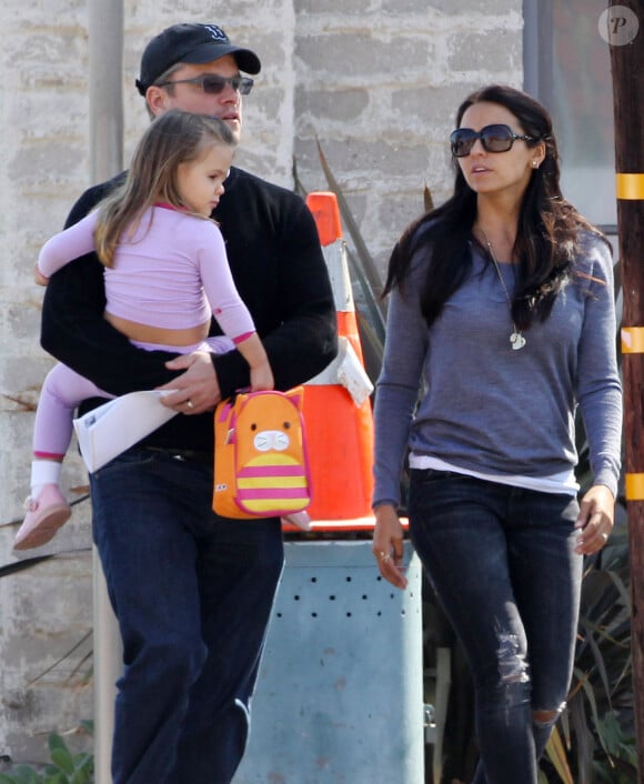 Exclusif - Matt Damon, son épouse Luciana Barroso et leur fille Stella se promènent à Los Angeles, le 11 octobre 2013