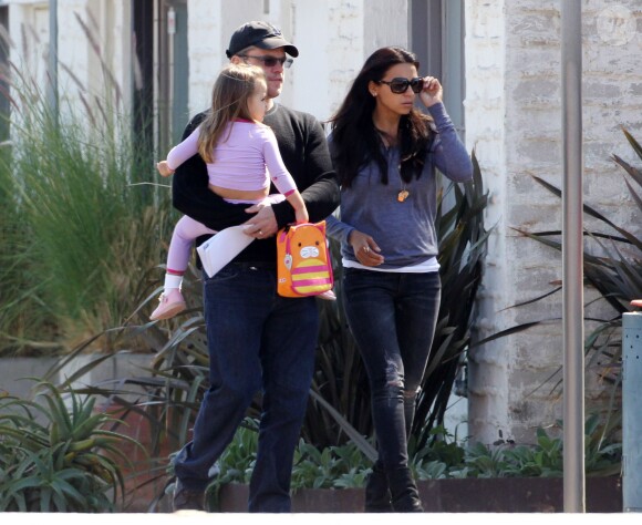 Exclusif - Matt Damon, sa femme Luciana Barroso et leur fille Stella se promènent à Los Angeles, le 11 octobre 2013