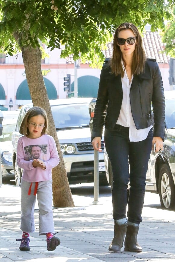 Jennifer Garner et sa fille Seraphina qui porte un t-shirt à l'effigie de son papa à Brentwood, le 24 septembre 2013