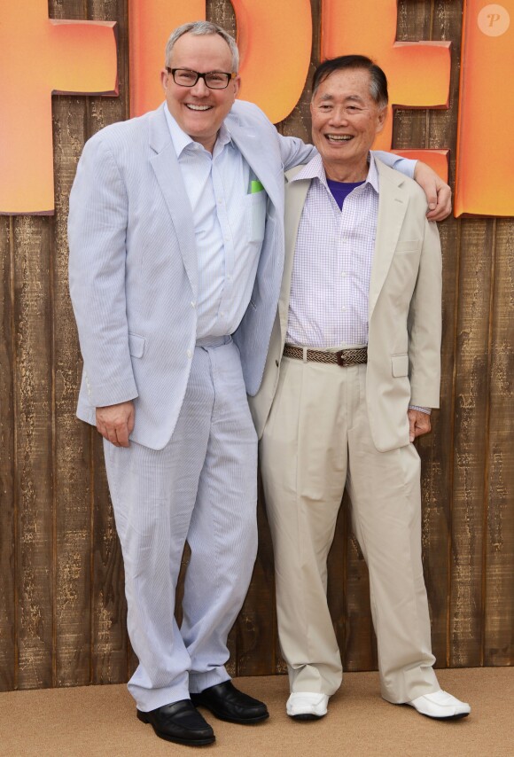 Brad Altman et George Takei lors de la première du film "Free Birds" à Westwood, le 13 octobre 2013.