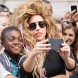 Lady Gaga fait plaisir à ses fans et se prend en photo avec eux avec leur smartphone