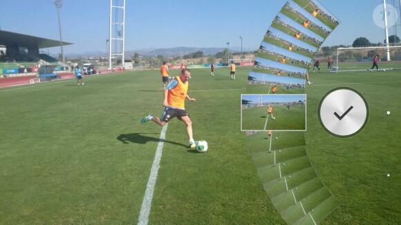 Le footballeur Andrès Iniesta se prend en photo avec le Sony Xperia Z1 pour étudier ses mouvements