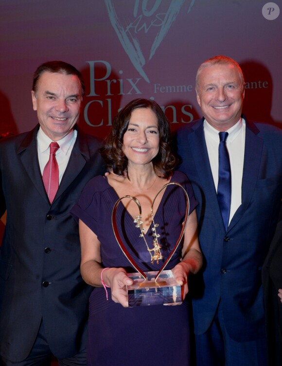 La lauréate Gisèle Tsobanian et les frères Olivier et Christian Courtin (propriétaires de Clarins) - Remise du 16e Prix Clarins de la Femme Dynamisante au Théâtre Mogador à Paris, le 14 otobre 2013.