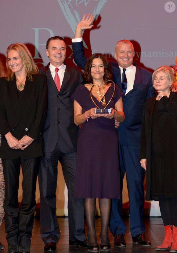 La lauréate Gisèle Tsobanian, les frères Olivier et Christian Courtin (propriétaires de Clarins) et Isabelle Nanty - Remise du 16e Prix Clarins de la Femme Dynamisante au Théâtre Mogador à Paris, le 14 otobre 2013.