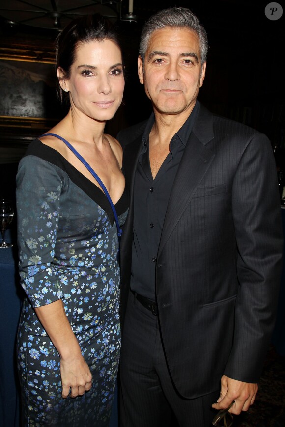 Sandra Bullock et George Clooney lors d'un repas pour Gravity à New York, le 2 octobre 2013.