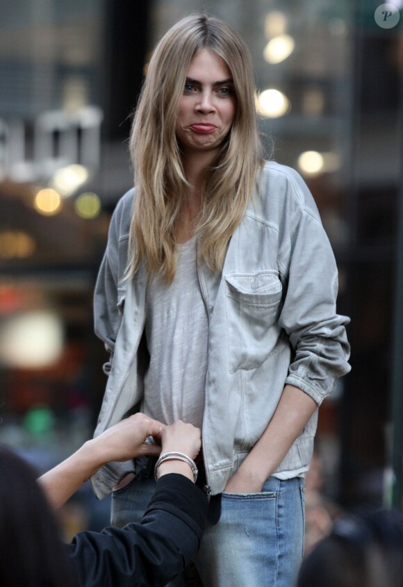 Cara Delevingne n'hésite pas à faire la moue lors d'un shooting photo pour DKNY à New York le 15/10/2013