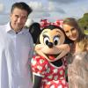 William Baldwin et sa femme, la chanteuse, Chynna Phillips avec Minnie Mouse au Walt Disney World Resort de Lake Buena Vista, le 15 octobre 2013.