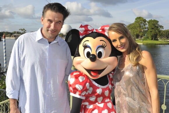William Baldwin et sa femme, la chanteuse, Chynna Phillips avec Minnie Mouse au Walt Disney World Resort de Lake Buena Vista, le 15 octobre 2013.